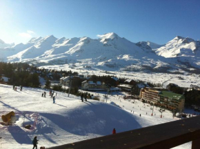 Eden sur les pistes avec vue panoramique sur la vallée